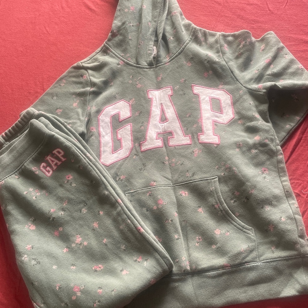 GAP SWEATSUIT